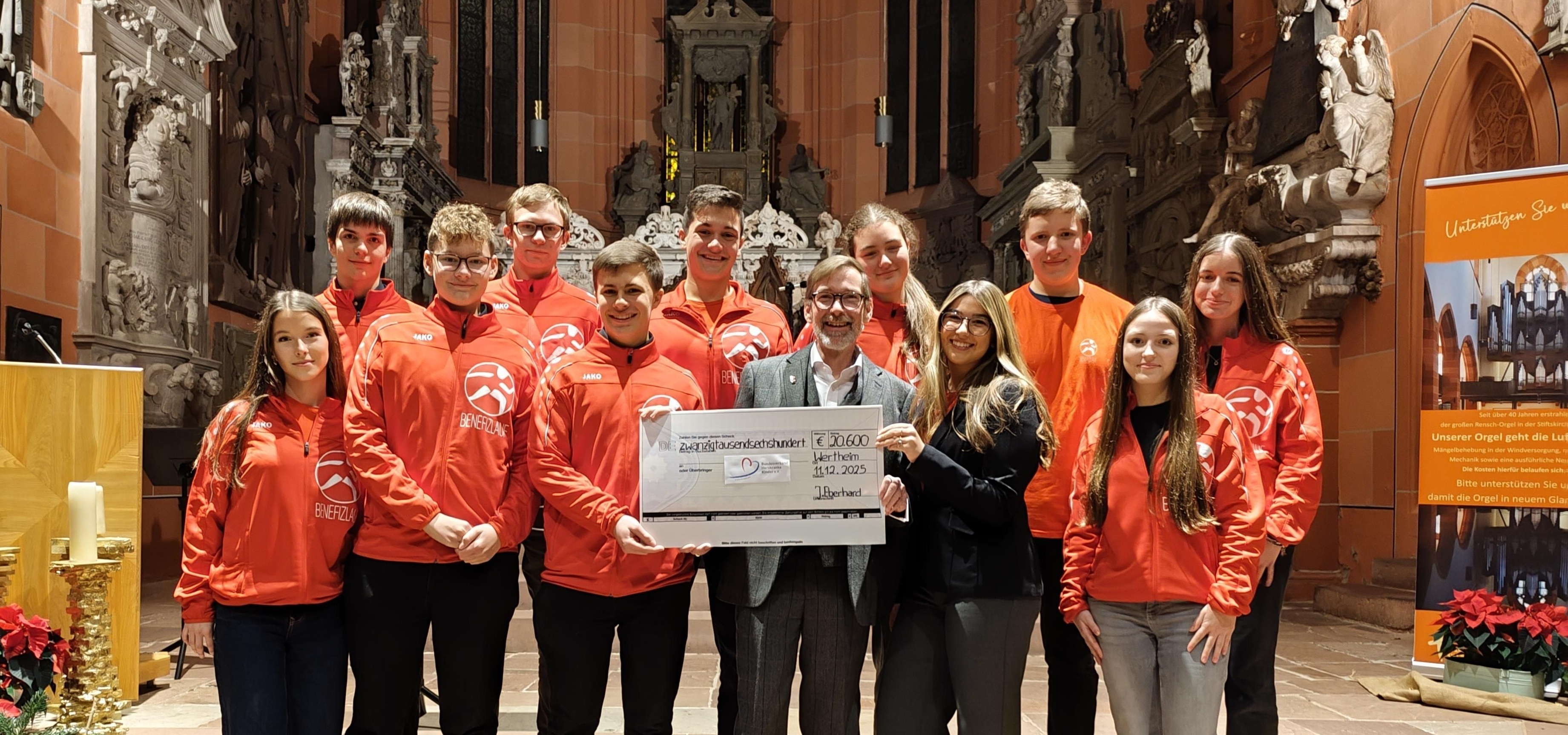 Bild von der Scheckuebergabe am Weihnachtskonzert